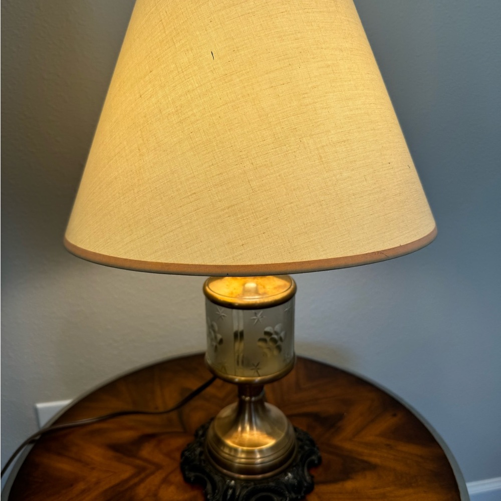 Vintage Brass and Etched Glass Table Lamp 24 inches in perfect working o… - Picture 5 of 8